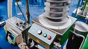 Automatic vibrating tablet lifting machine with automatic quality control in metal detector