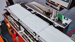 Conveyor scales for controlling the weight of drug packages in pharmaceutical production