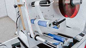 Desktop labeling machine for self-adhesive labels on plastic bottles with pharmacy products