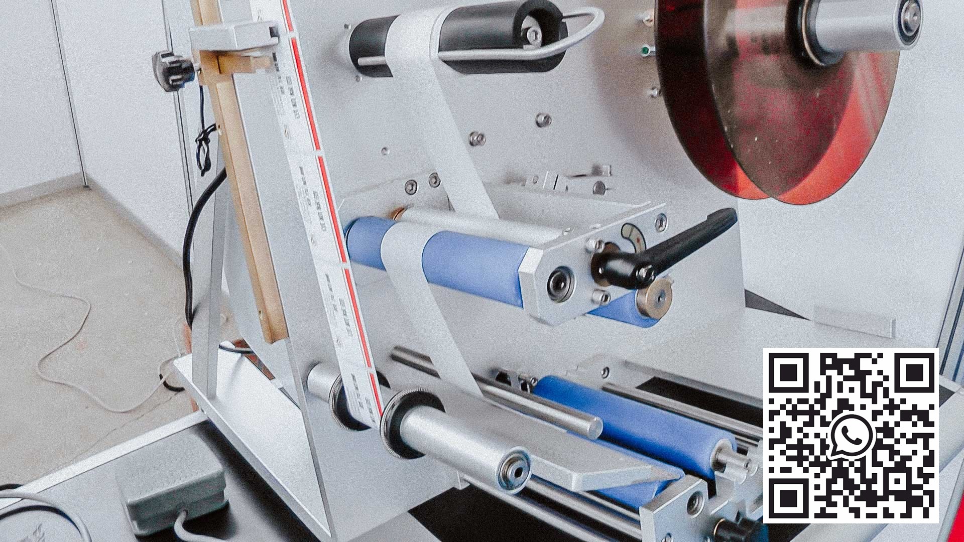 Desktop labeling machine for self-adhesive labels on plastic bottles with pharmacy products