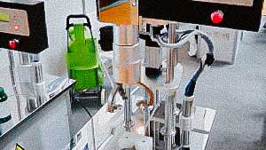 Desktop semi-automatic machine for screwing caps on plastic bottles
