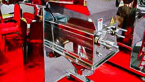 Granulator for the preparation of pellets in the cosmetic and pharmaceutical industry