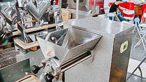 Granulator for the production of pharmaceutical jelly and tablet pellets
