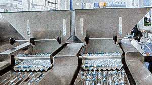 High speed automatic packing line for packing gelatine capsule into plastic bottles