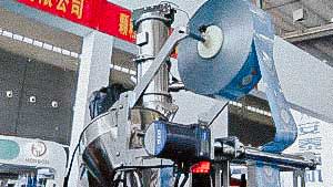 High speed automatic packing machine for packing powders and granules into pillow bags