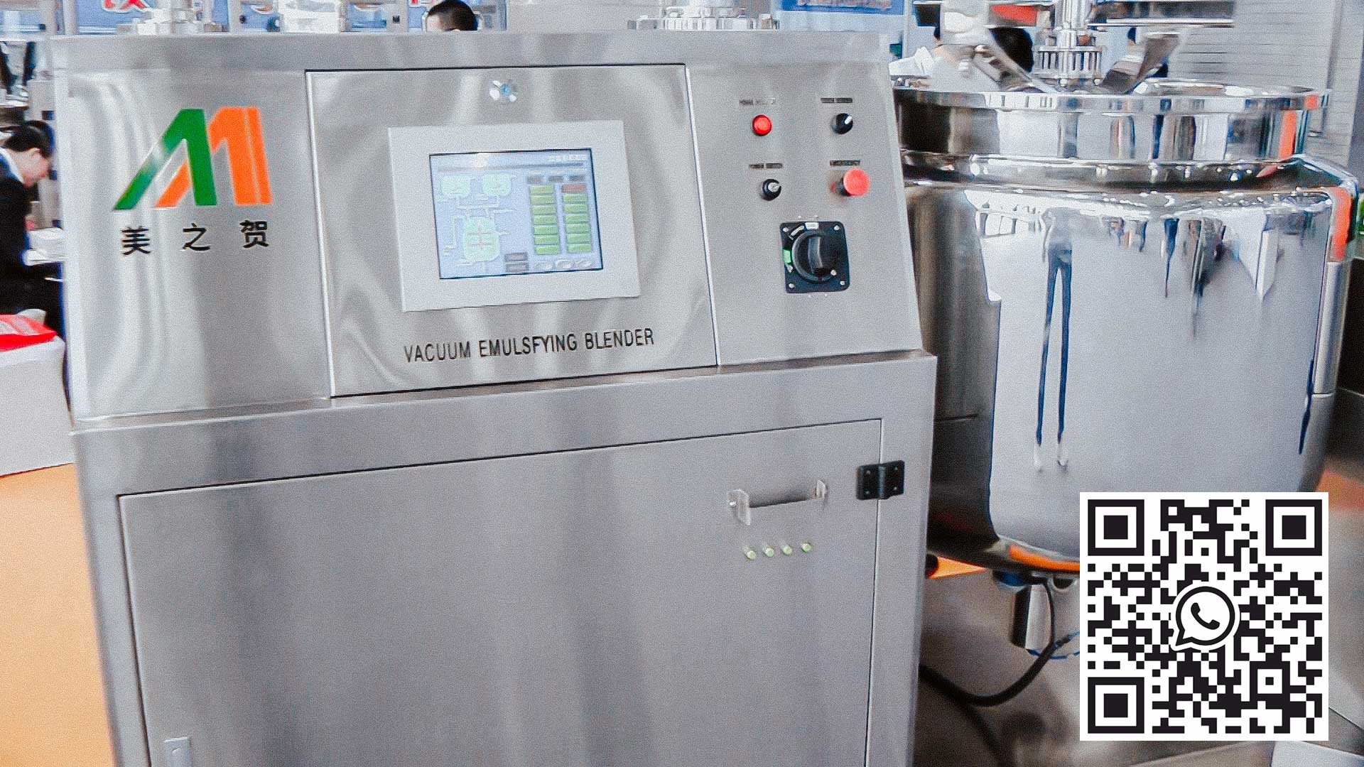 Homogenizer tank with blade system mixing liquid and powder for cream