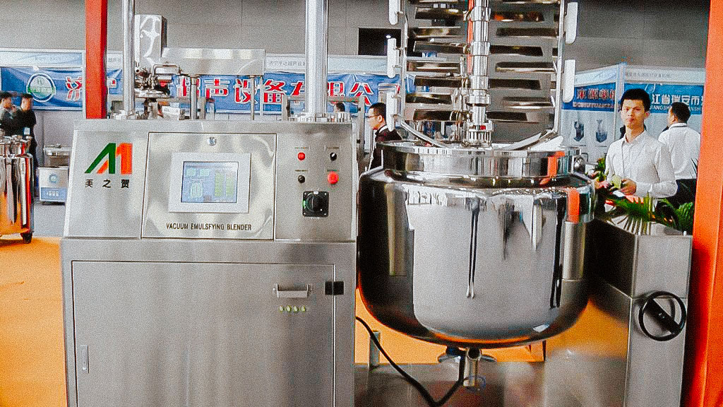 Homogenizer tank with blade system mixing liquid and powder for cream