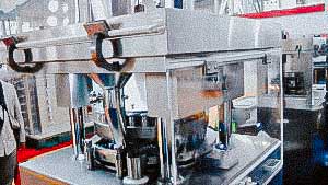 Large automatic rotary tablet press for the production of various forms of tablets