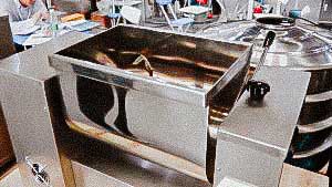 Mixer for mixing powders in the pharmaceutical laboratory and blending production.
