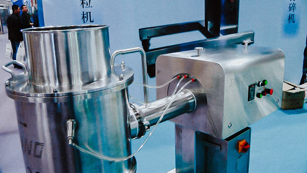 Pharmaceutical homogenizer for mixing powder and liquid into a plastic