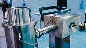 Pharmaceutical homogenizer for mixing powder and liquid into a plastic mass