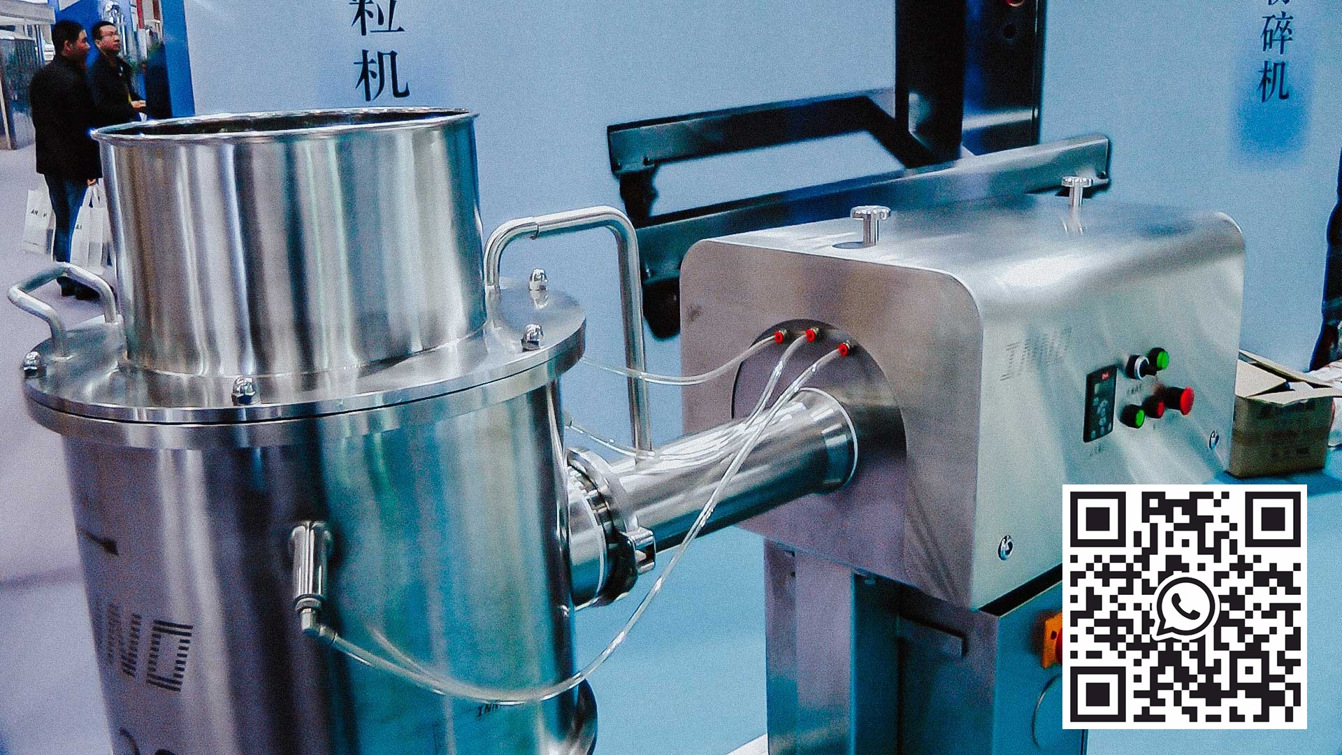 Pharmaceutical homogenizer for mixing powder and liquid into a plastic mass