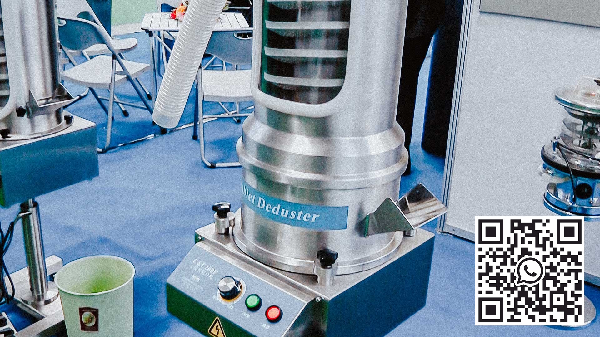 Pharmaceutical tablet dedusting machine for working with tablet rotary press