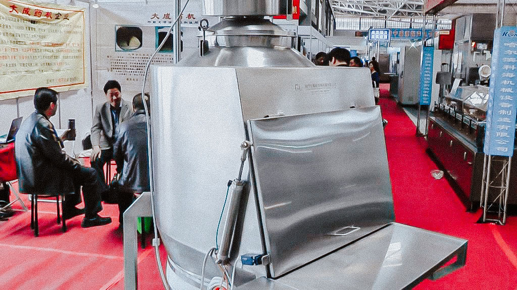 Pharmaceutical vibratory sieve for sifting of powders with medicines