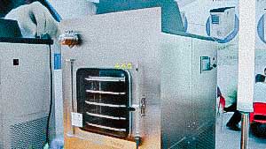 Sublimation lyophilic dryer for producing powder from liquid products for pharmaceuticals
