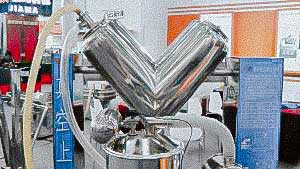 Vacuum transport system for powders for pharma equipment