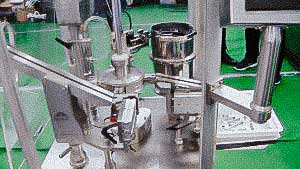 Vibrating automatic feeding system rubber plugs in vials closure machine