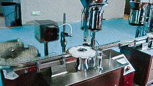Vibrating feeding system aluminum caps for bottling and capping equipment