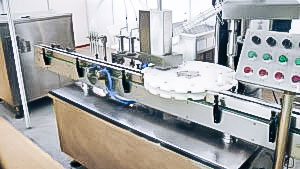 Automatic equipment for bottling and capping of bottles in pharmaceutical production