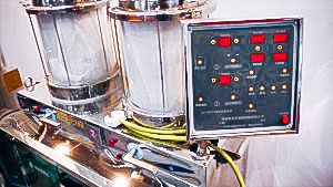 Automatic equipment for bottling liquid hot liquid into plastic bag