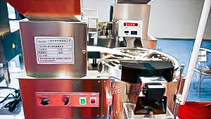 Automatic equipment for counting and packing of gelatin capsules into bottles