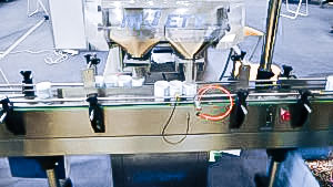 Automatic equipment for filling gelatin capsules into bottles in pharmaceutical production