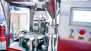 Automatic equipment for filling hard gelatine capsules with granules