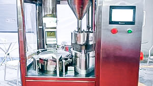 Automatic equipment for filling hard gelatine capsules with powder