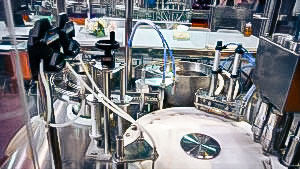 Automatic equipment for filling liquids into bottles in pharmaceutical production