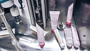 Automatic equipment for filling of cream and ointment in aluminum tubes in pharmaceutical production