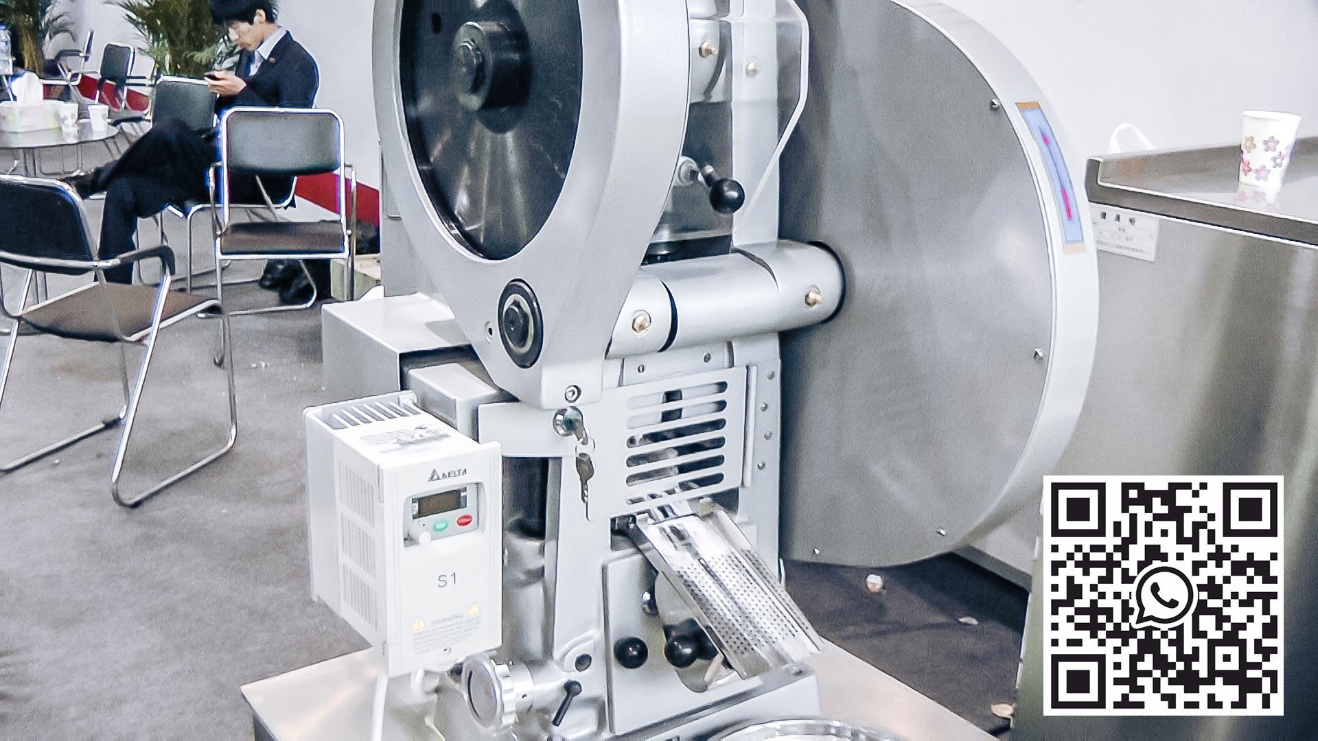 Automatic equipment for obtaining pills in the laboratory of pharmaceutical production