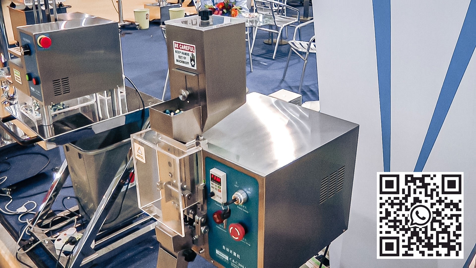 Automatic equipment for opening gelatin capsules in pharmaceutical production