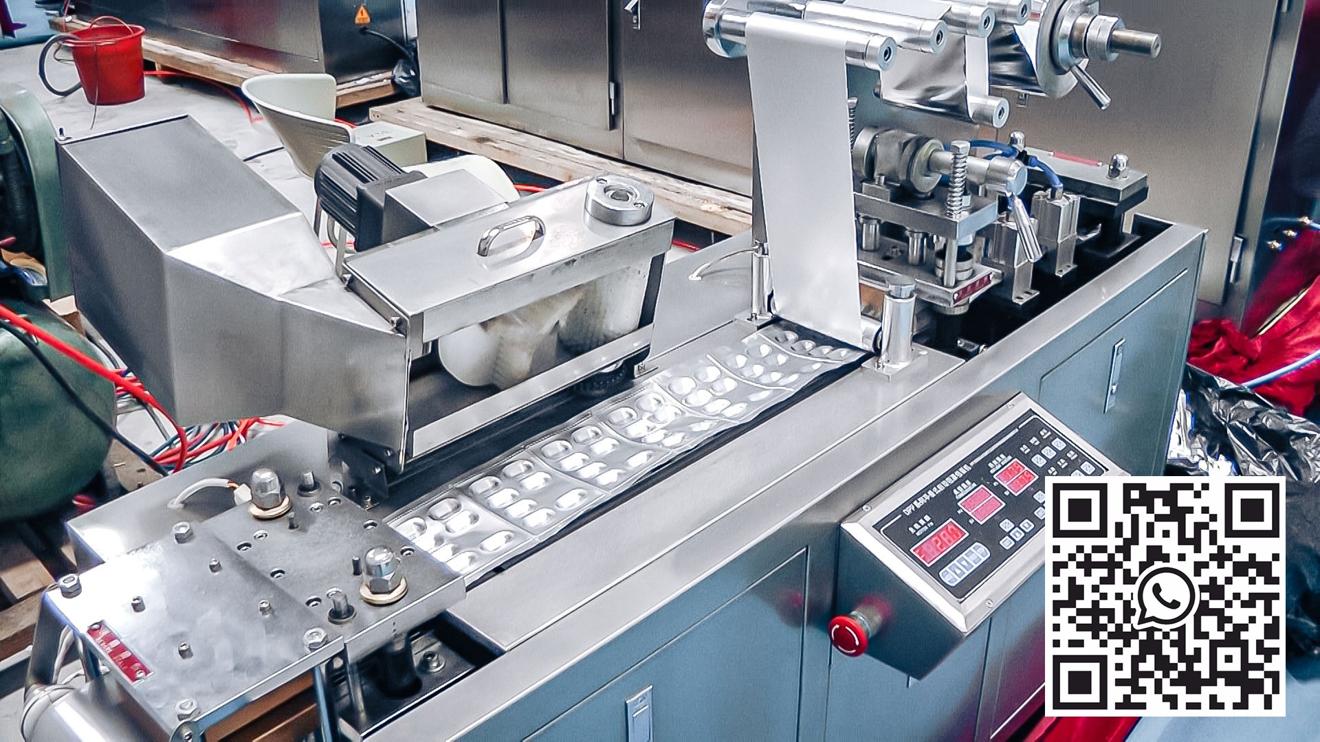 Automatic equipment for packing oval-shaped tablets into aluminum blisters