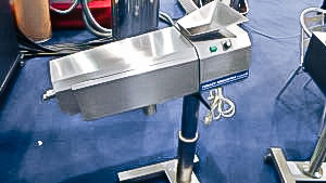 Automatic equipment for polishing and de-dusting of gelatin capsules by pharmaceutical production