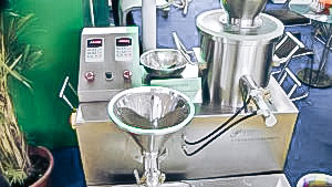 Automatic equipment for powder pelletizing by pressing through a sieve in pharmaceutical production