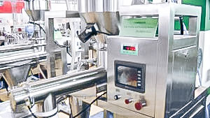 Automatic equipment for preparation and mixing of powders in pharmaceutical production