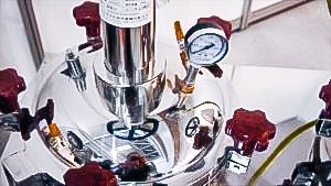 Automatic equipment for preparation of hot solutions and gel