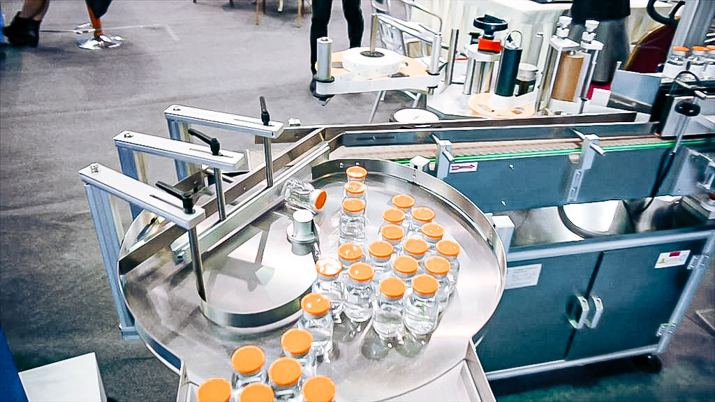 Automatic equipment for sticking selfadhesive labels on the glass