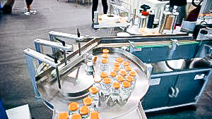 Automatic equipment for sticking self-adhesive labels on the glass bottles