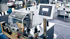 Automatic equipment for tablet counting and filling of bottles in pharmaceutical production