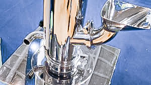 Automatic equipment for tablet polishing and dust removal in pharmaceutical production