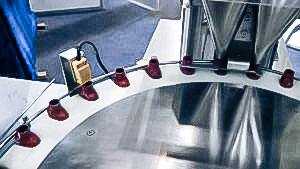Automatic equipment for vibration feeding plastic bottles in pharmaceutical production