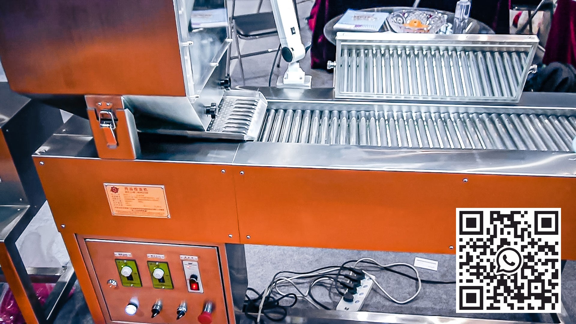 Automatic equipment for visual quality control of tablets and gelatin capsules