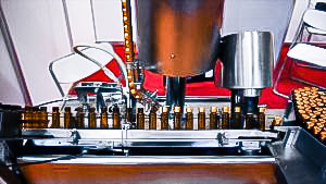 Automatic filling and clamping equipment for aluminum caps