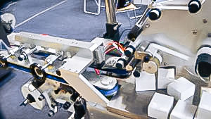 Automatic labeling equipment for labelling in pharmaceutical production