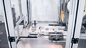 Automatic cellophane carton packaging equipment in pharmaceutical production