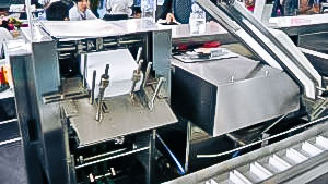 Automatic equipment cardboard machine for blister packaging with tablets in pharmaceutical production