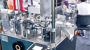 Automatic equipment cardboard machine for bottles with pills in pharmaceutical production