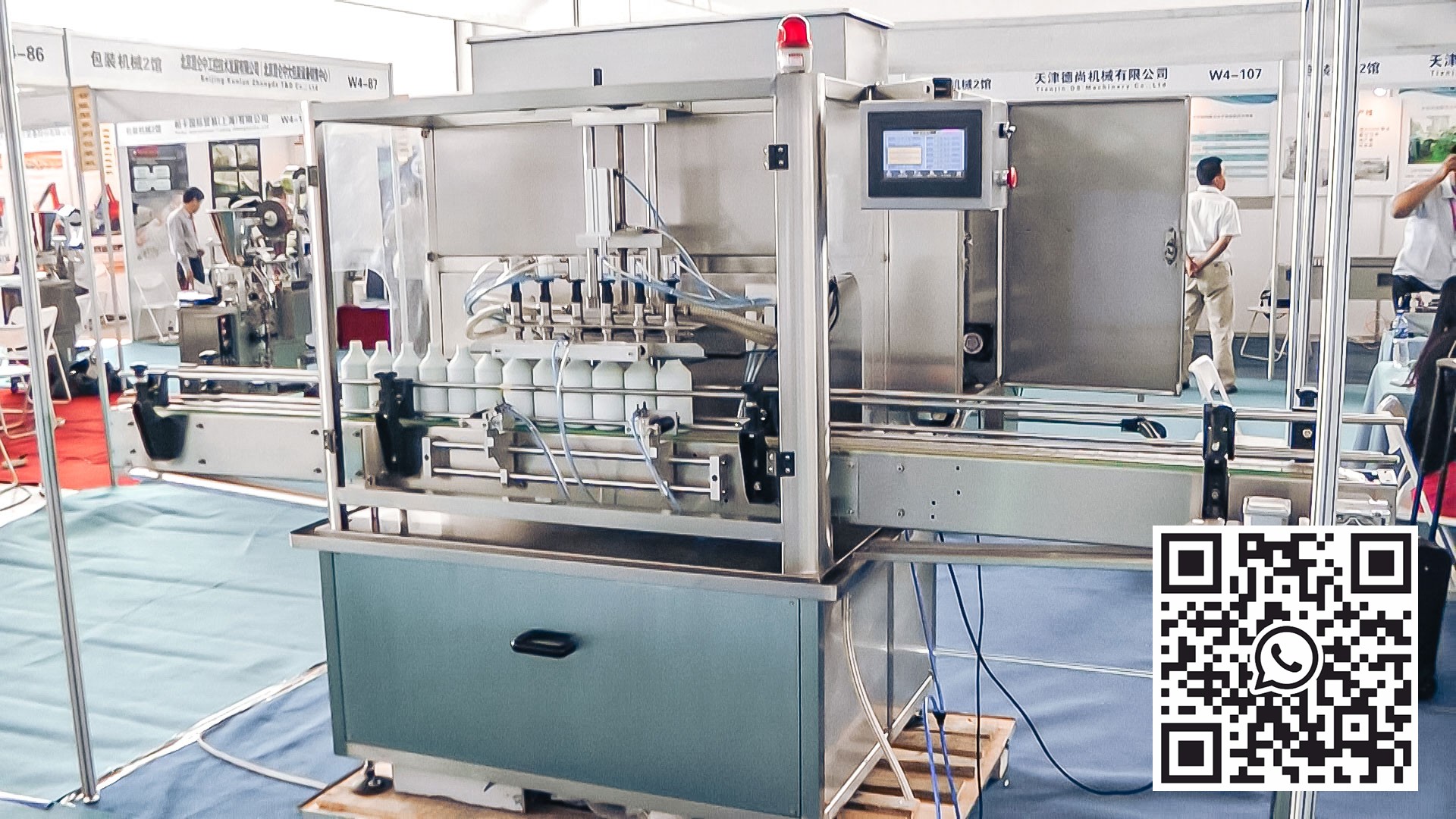 Automatic equipment for bottling and capping in pharmaceutical production