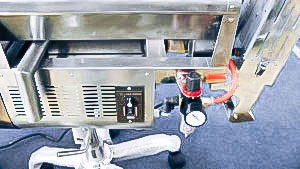 Automatic equipment for dedusting and checking of pills in pharmaceutical production